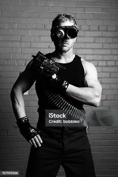 Photo libre de droit de Cyborg Furistic Homme Avec Des Lunettes Et Armement banque d'images et plus d'images libres de droit de Cosplay