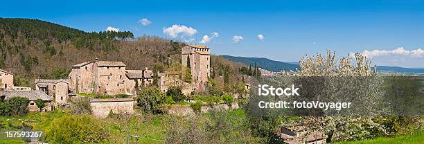 Idilliache Ville Fattoria Toscana Tradizionale Villaggio Panorama Estivo Siena Italia - Fotografie stock e altre immagini di Masseria