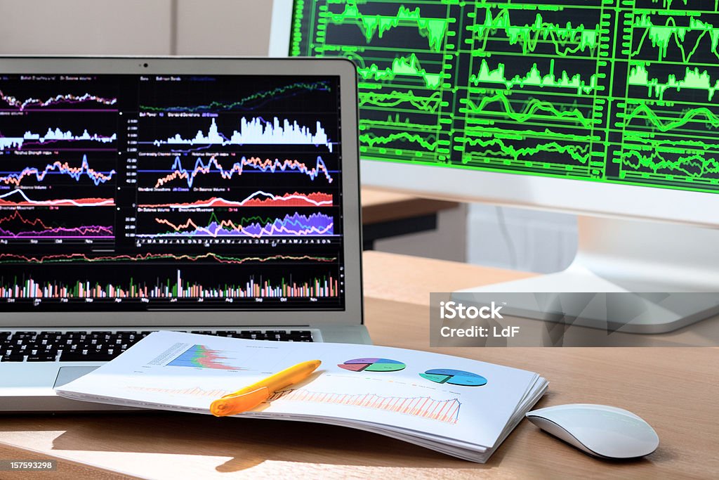 Finanzen Büro-Schreibtisch mit Dokumenten - Lizenzfrei Bankgeschäft Stock-Foto