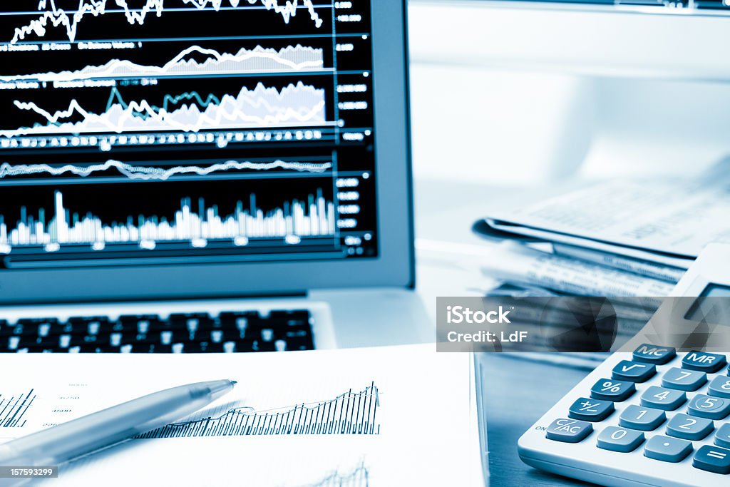 Офисный стол с финансовых документов - Стоковые фото График роялти-фри