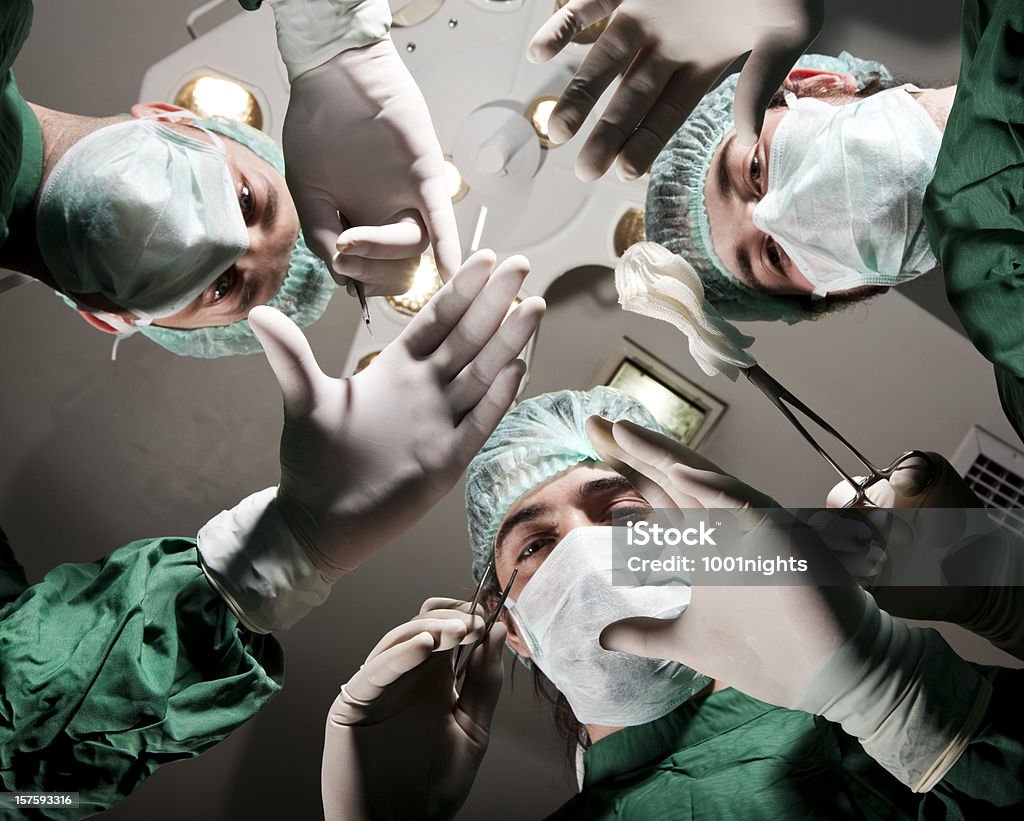 Os médicos estão sobre uma operação - Royalty-free Bata Cirúrgica Foto de stock