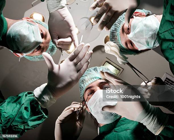 Os Médicos Estão Sobre Uma Operação - Fotografias de stock e mais imagens de Bata Cirúrgica - Bata Cirúrgica, Cirurgia, Cirurgião