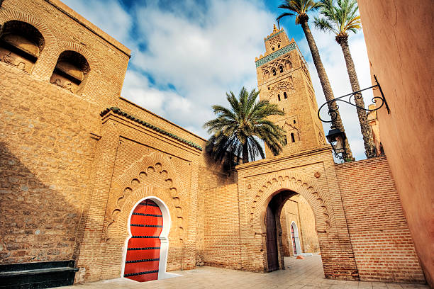 mezquita de koutoubia - marrakech fotografías e imágenes de stock