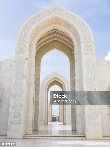 Photo libre de droit de Arche Grande Mosquée Du Sultan Qaboos Muscat Oman banque d'images et plus d'images libres de droit de Oman - Oman, Grande Mosquée, Bâtiment vu de l'extérieur