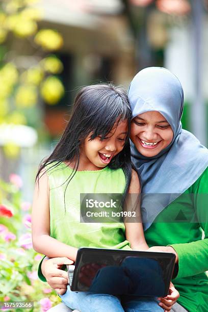幸せな母と娘 - 2人のストックフォトや画像を多数ご用意 - 2人, アジアおよびインド民族, イスラム教