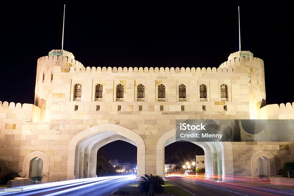 City Gate Masqat avec voiture de lumière la nuit, Oman - Photo de Oman libre de droits