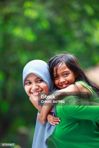 Indonesiano Madre E Sua Figlia - Fotografie stock e altre immagini di Famiglia - Famiglia, Islamismo, Abbigliamento casual