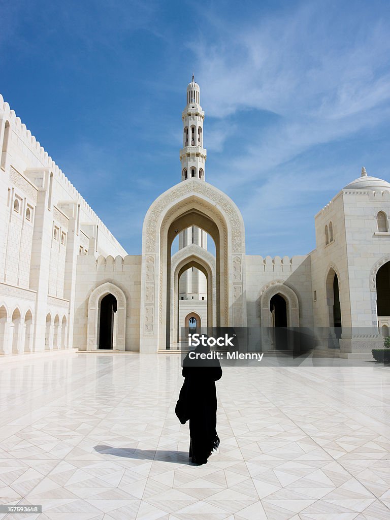 Mulher no Manto Abaya a caminhar para Archway de grande Mesquita - Royalty-free Omã Foto de stock