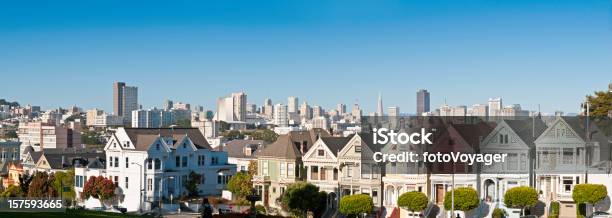 Alamo Square San Francisco Ornamentados Casas Victorianas Postal Fila De California Foto de stock y más banco de imágenes de Panorámica