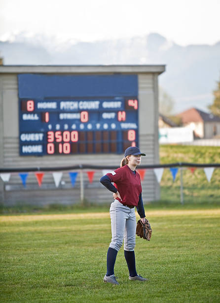 giocatore di baseball in piedi in campo con tabellone segnapunti dietro sinistra - left field foto e immagini stock