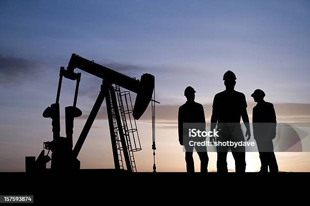 Tres Trabajadores Y Un Pumpjack Aceite Foto de stock y más banco de imágenes de Oficio - Oficio, Petróleo, Gas natural