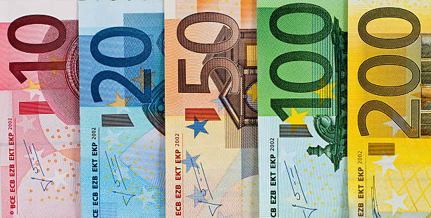 euro billetes de banco de moneda - one hundred euro banknote fotografías e imágenes de stock