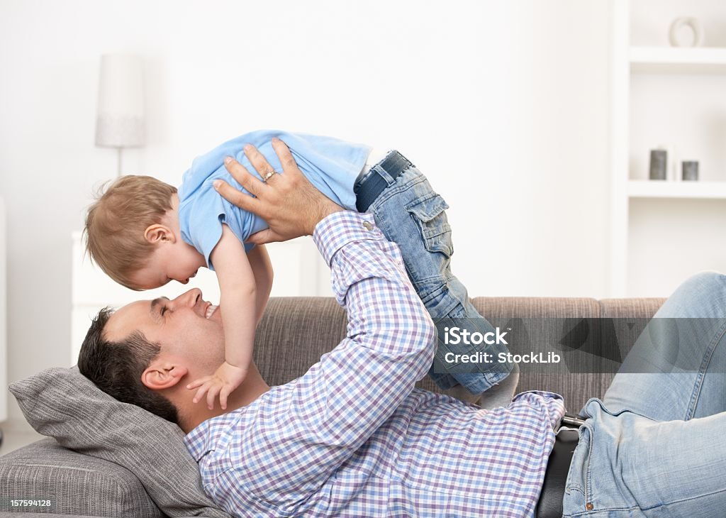 Bébé père liftant - Photo de Bleu libre de droits