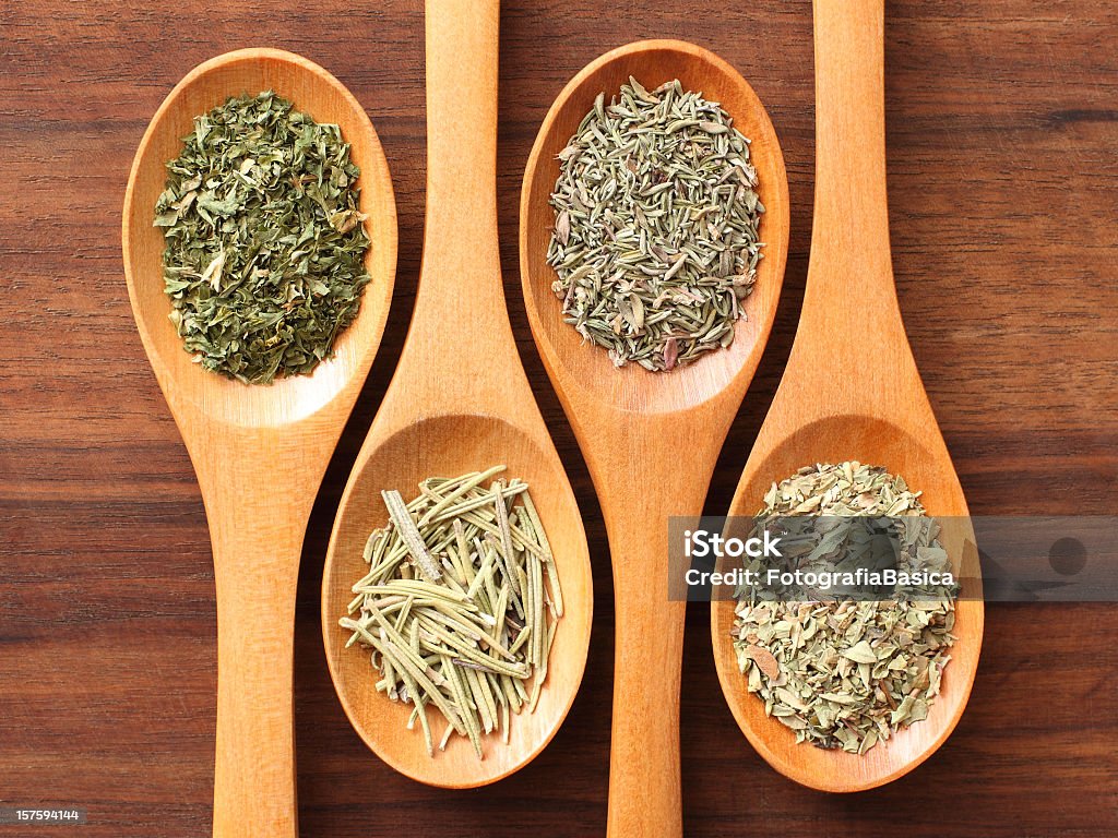 Herbes et spoons - Photo de Thym libre de droits