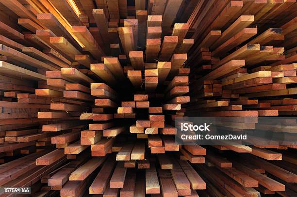 Ende Blick Auf Einen Stapel Nur Mit Markantem Millkorn Redwood Holz Stockfoto und mehr Bilder von Bauholz