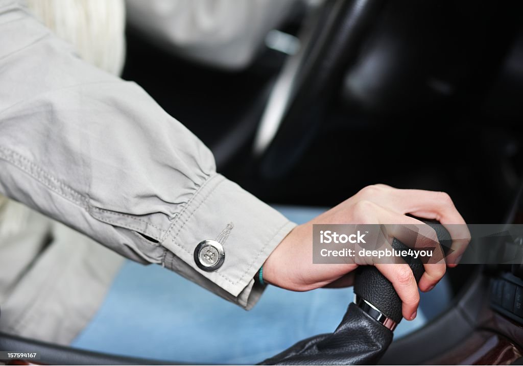 Frau hand auf Schaltung im Auto - Lizenzfrei Auto Stock-Foto