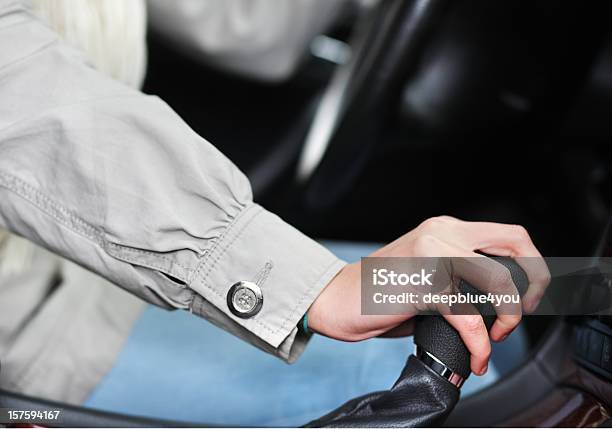 Frau Hand Auf Schaltung Im Auto Stockfoto und mehr Bilder von Auto - Auto, Festhalten, Frauen