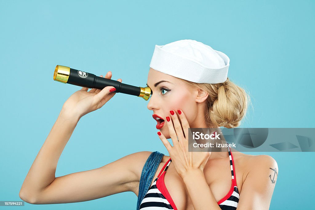 Pin-up stile marinaio donna con Telescopio - Foto stock royalty-free di Donne