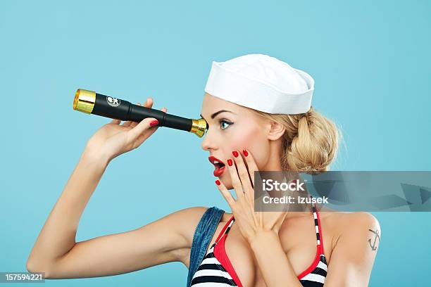 Pinup Stile Marinaio Donna Con Telescopio - Fotografie stock e altre immagini di Donne - Donne, Marinaio, Sorpresa