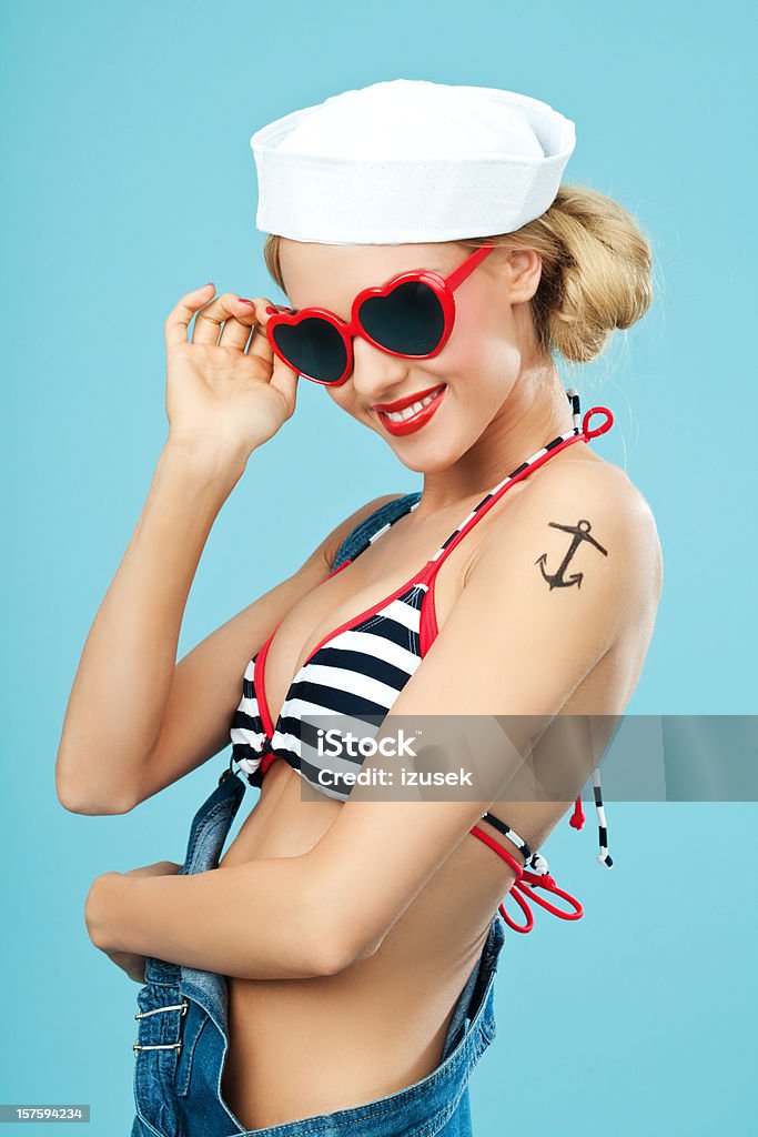 Pin-up-Stil Matrose Frau mit Sonnenbrille - Lizenzfrei 20-24 Jahre Stock-Foto