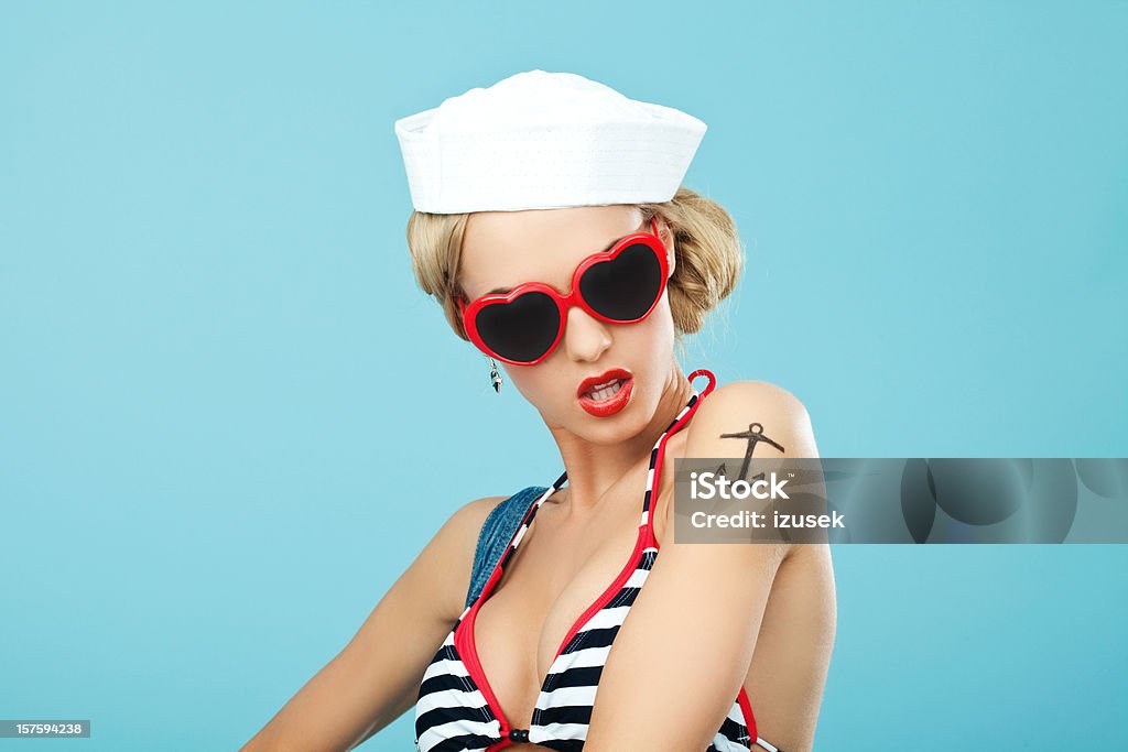 Pin-up stile marinaio donna con occhiali da sole - Foto stock royalty-free di Tatuaggio