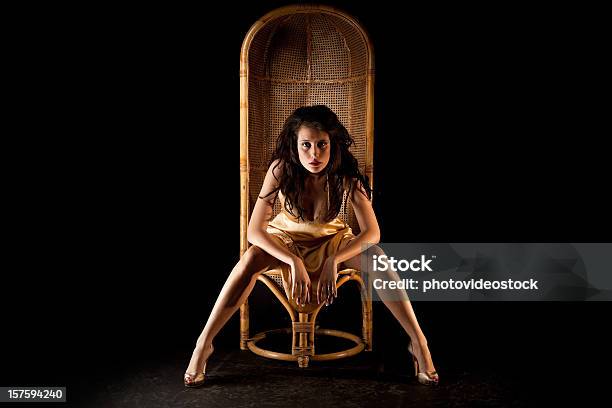 Foto de Glamour Beleza De Estar Com Cadeira e mais fotos de stock de Adulto - Adulto, Autoconfiança, Beleza