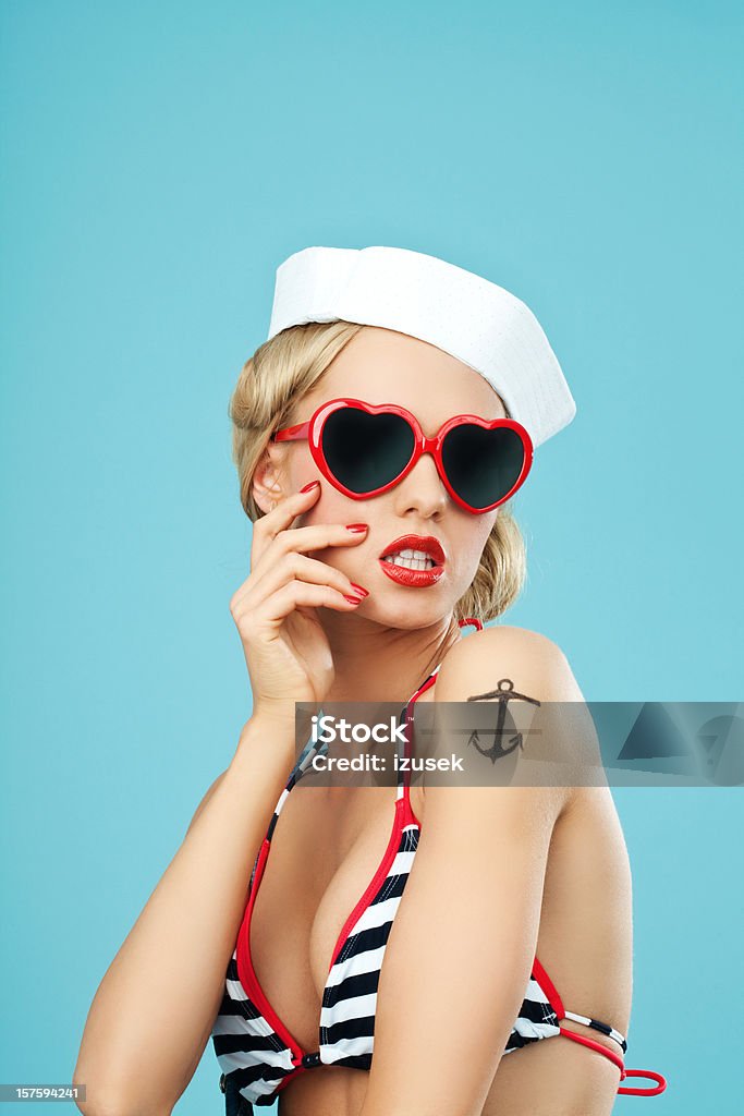 Pin-up стиль sailor женщина с Солнцезащитные очки - Стоковые фото Джинсы роялти-фри