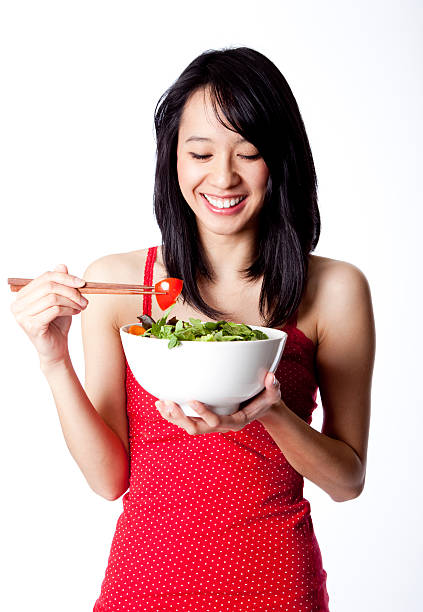 zdrowe azjatyckie kobieta - vegan food cheerful vertical indoors zdjęcia i obrazy z banku zdjęć