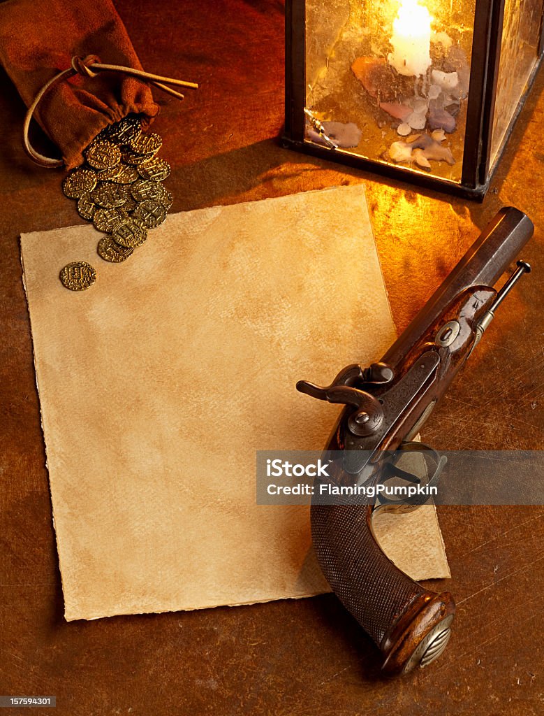 Leere Papier mit antiken Pistol und goldenen Münzen. Vertikale. - Lizenzfrei Amerikanische Revolution Stock-Foto