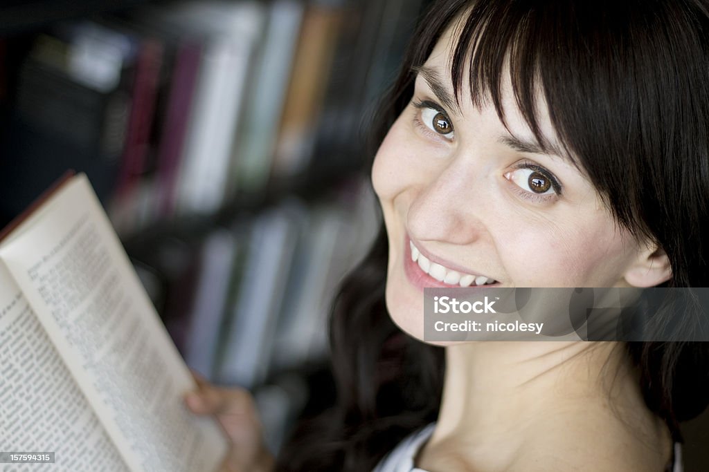 Kobieta czytania książki w bibliotece - Zbiór zdjęć royalty-free (Biblioteka)