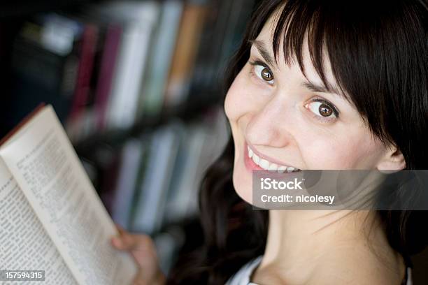 Kobieta Czytania Książki W Bibliotece - zdjęcia stockowe i więcej obrazów Biblioteka - Biblioteka, Brązowe oczy, Brązowe włosy