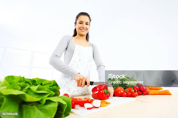 Хорошенькая Девочка В Ее Кухне Резки Овощей Ингредиентов — стоковые фотографии и другие картинки В помещении