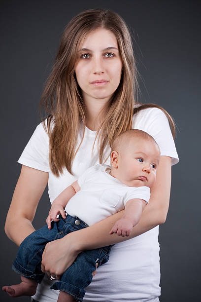 уставший молодая мать - teenage pregnancy mother social issues family стоковые фото и изображения