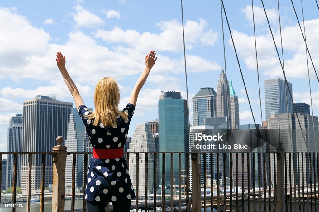 Celebrando sucesso Jovem mulher na frente do horizonte de Nova Iorque - Royalty-free O céu é o limite Foto de stock