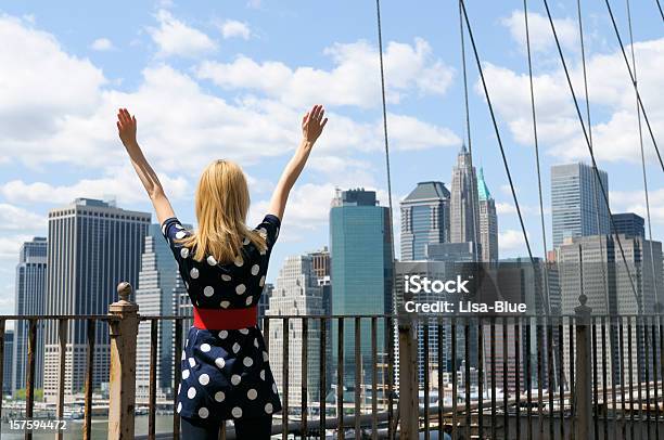 Celebrando Sucesso Jovem Mulher Na Frente Do Horizonte De Nova Iorque - Fotografias de stock e mais imagens de O céu é o limite