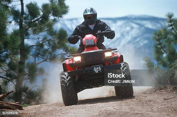 Atv Che Viaggiano Lungo Un Sentiero Del Monte Di Polvere - Fotografie stock e altre immagini di Quad