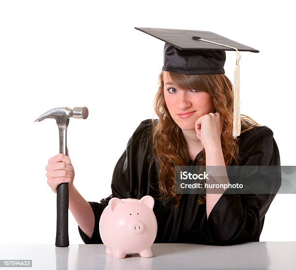 Foto de Menina Com Vestido De Tampa Com Martelo E Banco e mais fotos de stock de Chapéu de Formatura - Chapéu de Formatura, Cofre de porquinho, 16-17 Anos