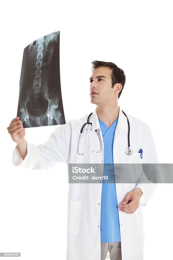Médecin en regardant x-ray - Photo de Docteur libre de droits