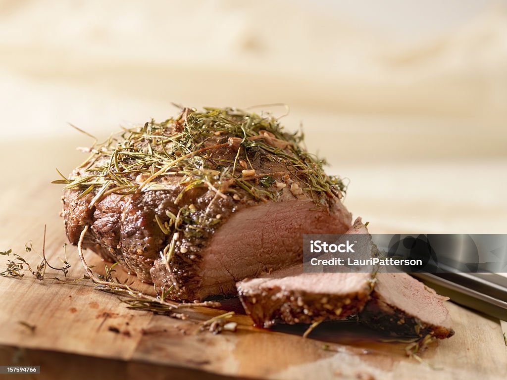 Carne de res asada con romero - Foto de stock de Ajo libre de derechos