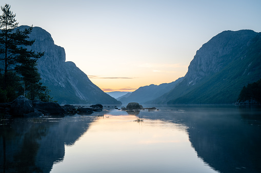 Sonnenaufgang über Fjord in Norwegen