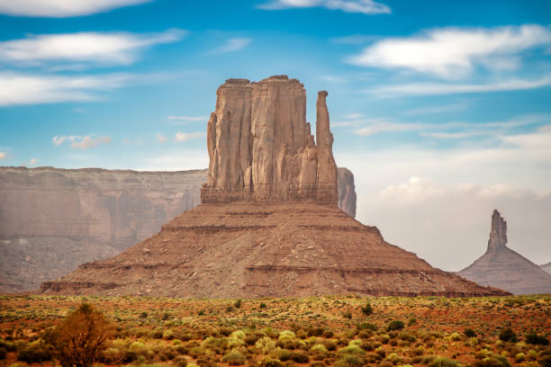 merrik butte ist eine sandsteinformation im monument valley - merrick butte stock-fotos und bilder