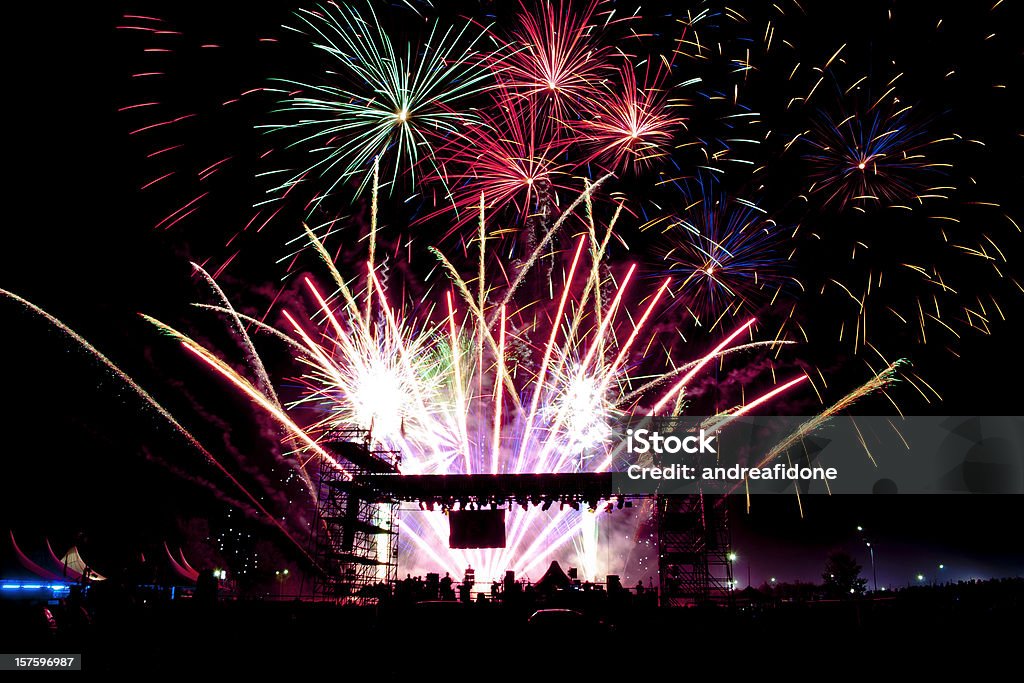 Viva colorida, fogos de artifício sobre o palco de um show - Foto de stock de Beleza royalty-free