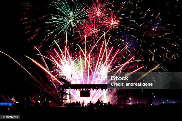 Foto de Viva Colorida Fogos De Artifício Sobre O Palco De Um Show e mais fotos de stock de Beleza