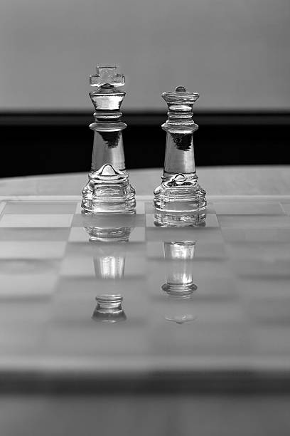 キング&クイーンチェス個のチェスボードに反射します。 - chess board room business strategy ストックフォトと画像