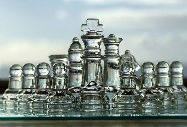 шахматная модели бизнес-концепция: конкуренция, команда компании, силу руководства. - chess strategy business board room стоковые фото и изображения