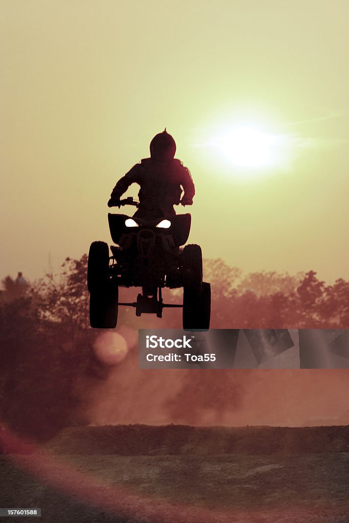 Silhouette di saltare in quad a terra tramite - Foto stock royalty-free di Acrobazia