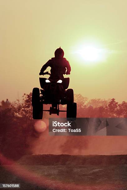 Foto de Silhueta Do Ciclista Faixa Atv Pule e mais fotos de stock de Adulto - Adulto, Artigo de vestuário para cabeça, Bicicleta de Quatro Lugares