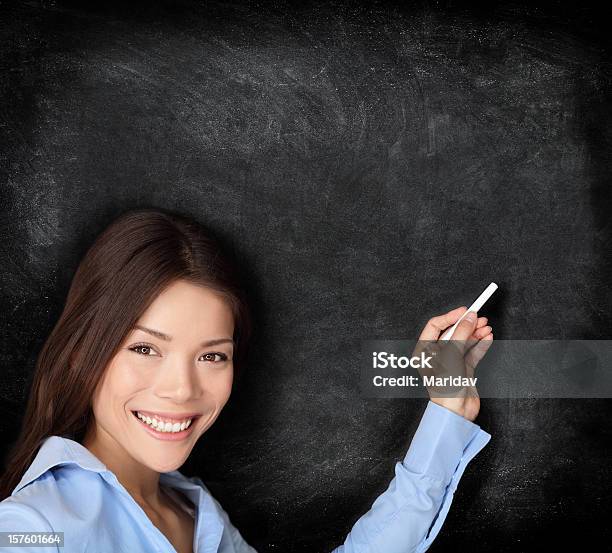 Professor Ensinando Escrito No Quadro Negro - Fotografias de stock e mais imagens de Escola secundária - Educação - Escola secundária - Educação, Professor, Asiático e indiano