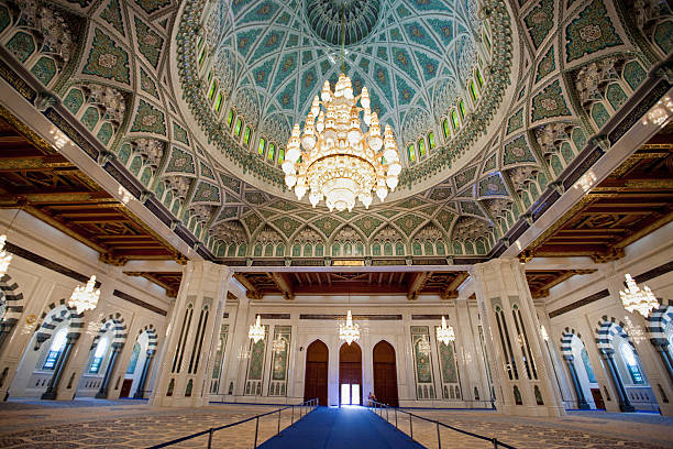 interior grande mesquita sultan qaboos rezar hall - famous place architecture indoors decoration imagens e fotografias de stock