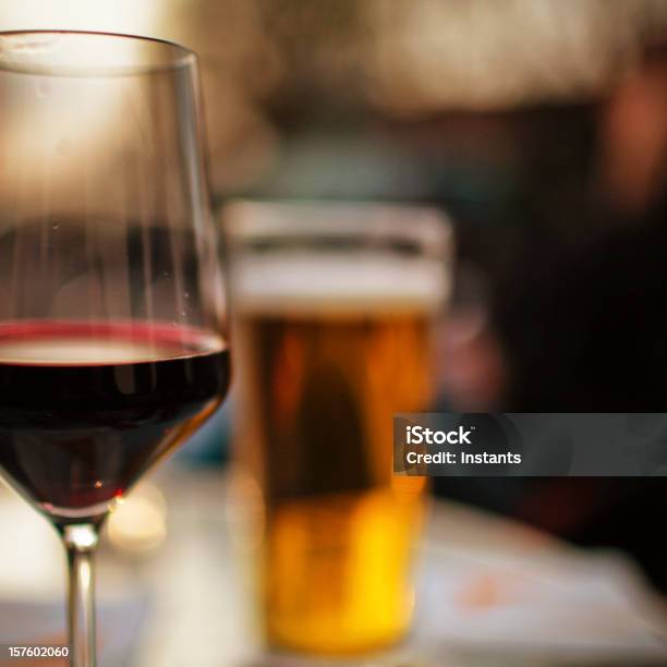 Cerveza Y Vino Foto de stock y más banco de imágenes de Cerveza - Cerveza, Vino, Copa de Vino